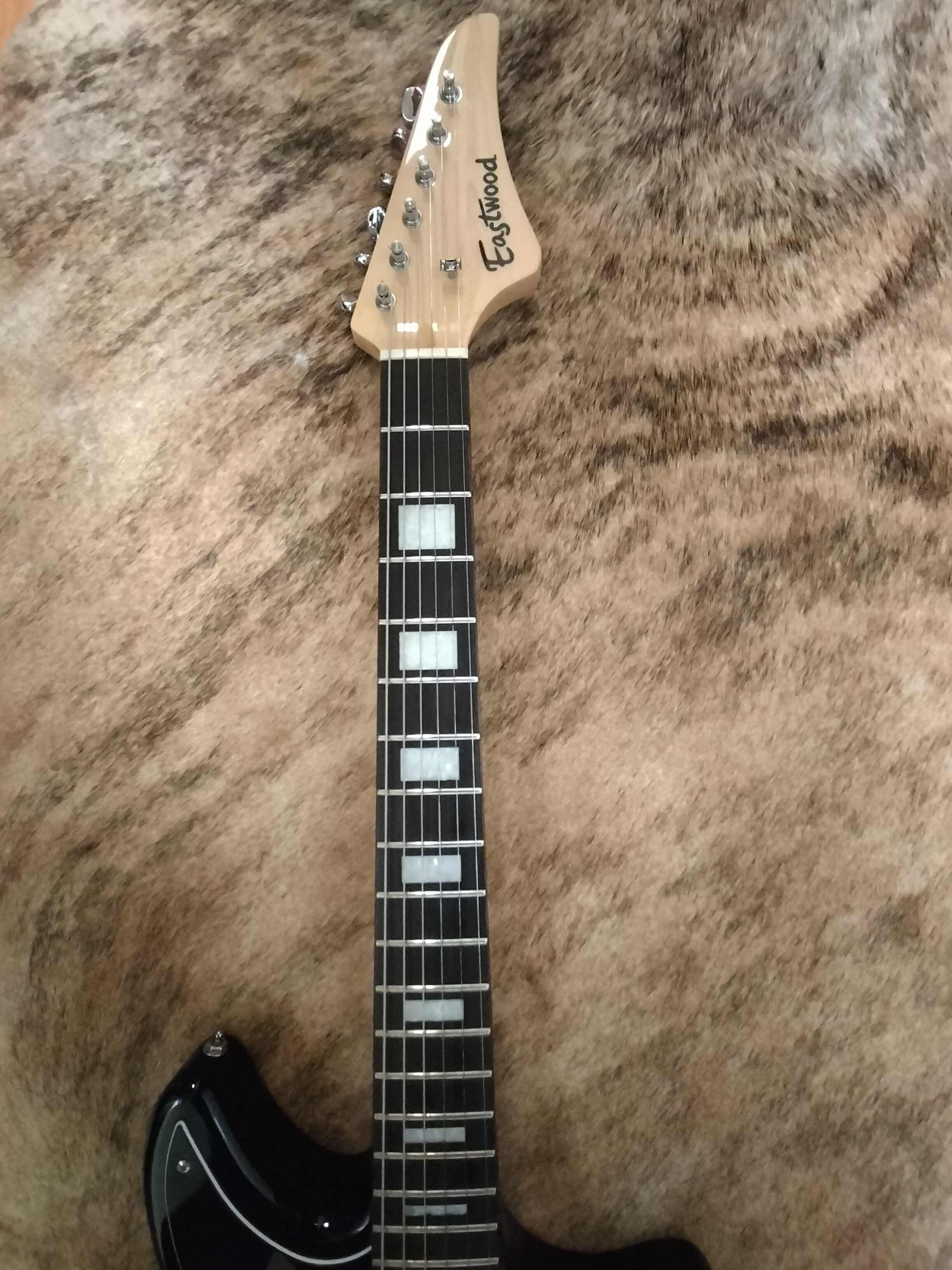 Vendo guitarra eléctrica Eastwood Fireball 2017 c/ estojo.