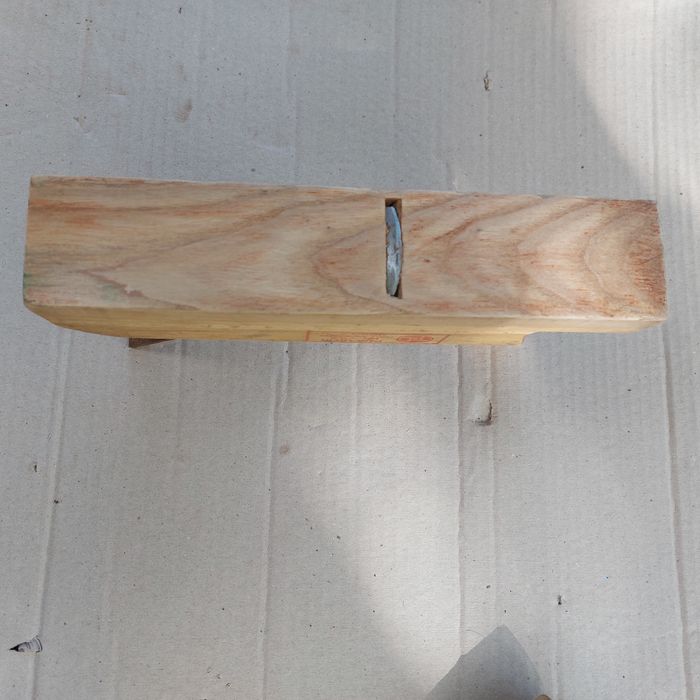 Рубанок дерев'яний для стругання дерева.