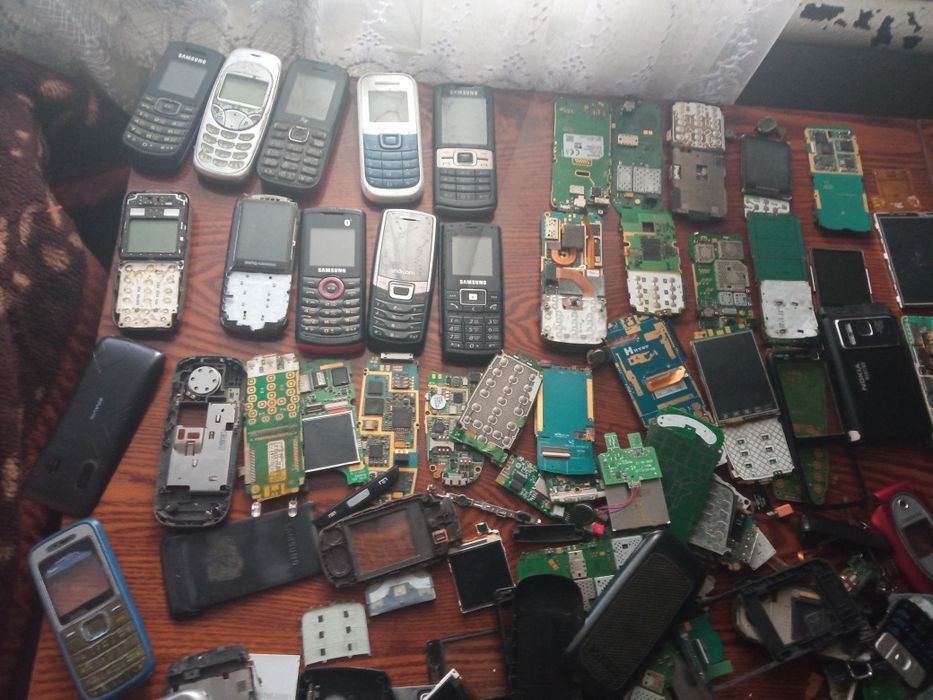 Продам телефони на запчастини