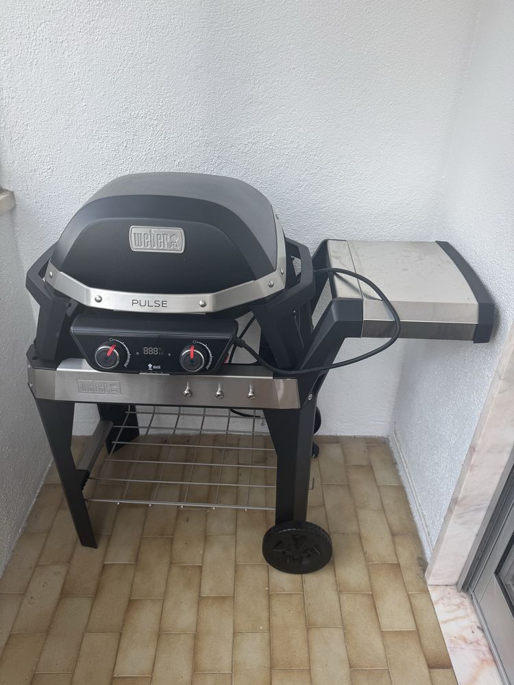 Weber Grelhador Elétrico Pulse 2000 C/ Carrinho e Mesa com pouco uso