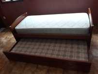 Cama dupla + secretária + cadeira +mesa cabeceira