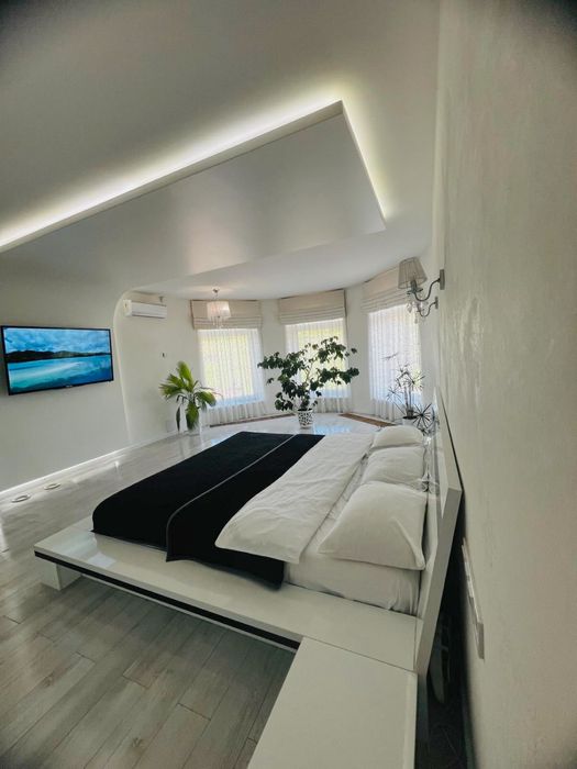 Будинок з дизайнерським ремонтом,ділянкою,продуманим плануванням.