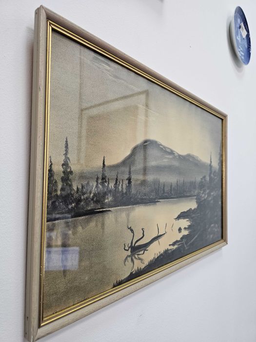 Grafika – pejzaż górski z jeziorem w ramie