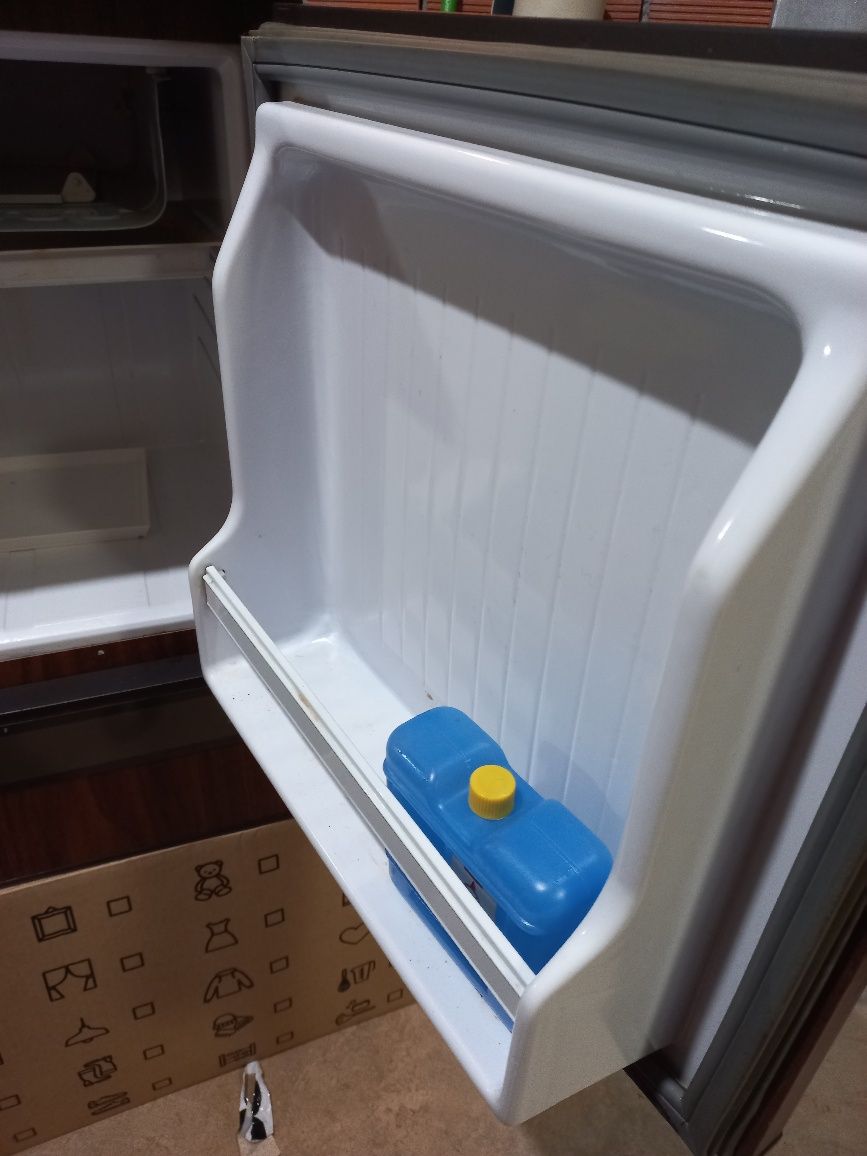 Frigorífico pequeno de cor castanho