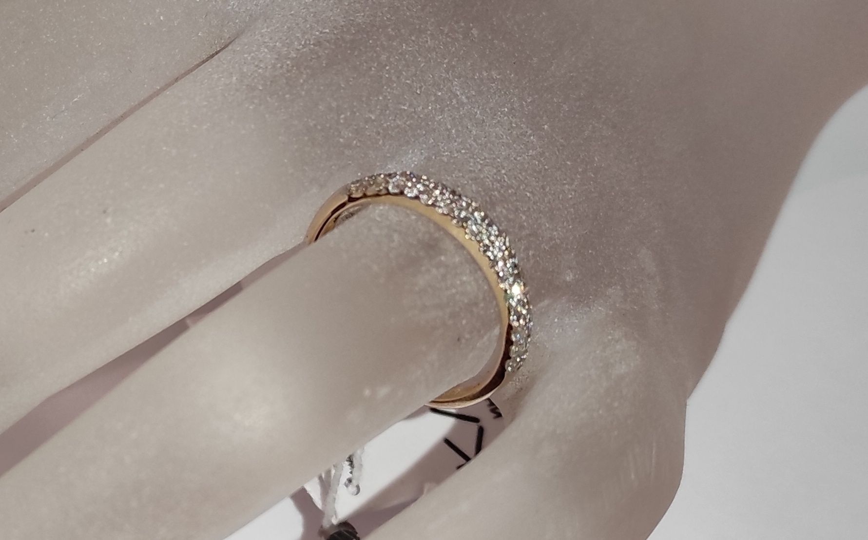 Жіноче золоте кільце з діамантами 0,56 карат 18 мм. Жовте золото. Нове