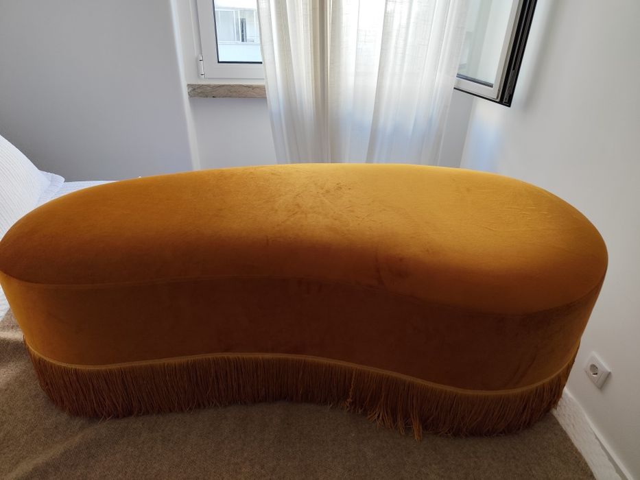 Banqueta cor amarelo turado.