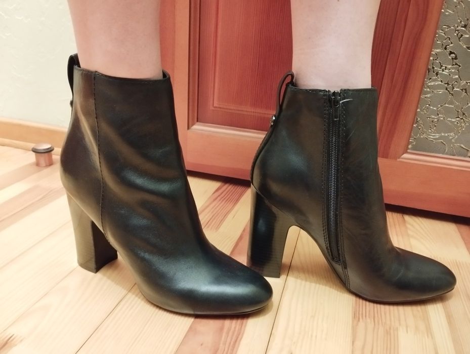 Шкірні весняні чобітки Guess, черевички, напівчоботи, полусапожки