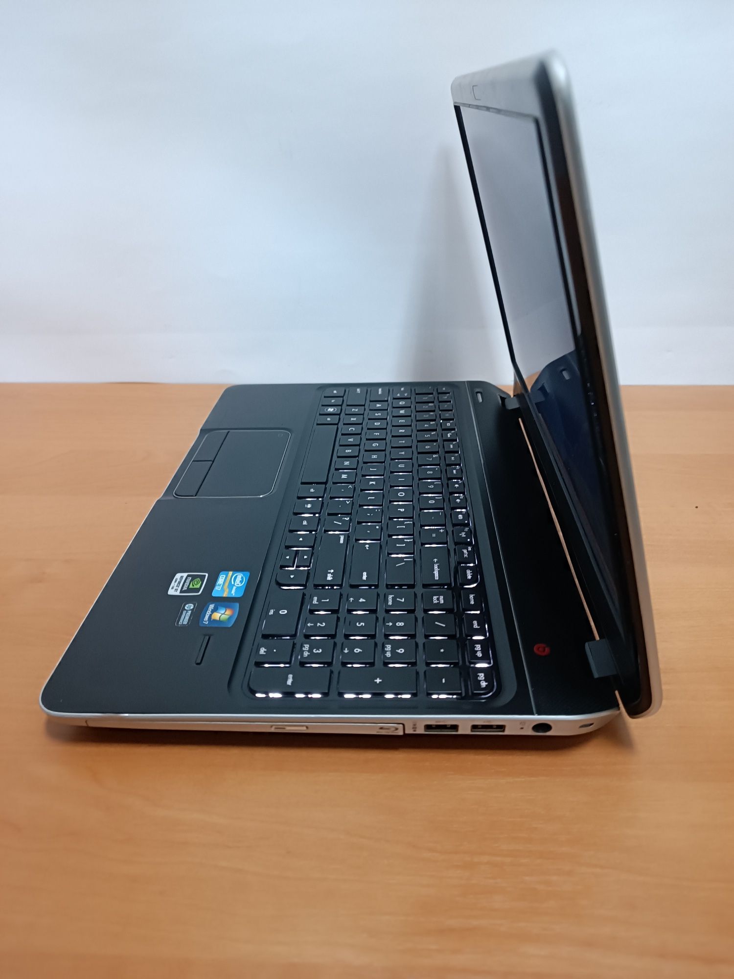 Ноутбук HP i7 8 по 3.3Ghz 8GB SSD 256GB Geforce GT630m Подсветка Beats