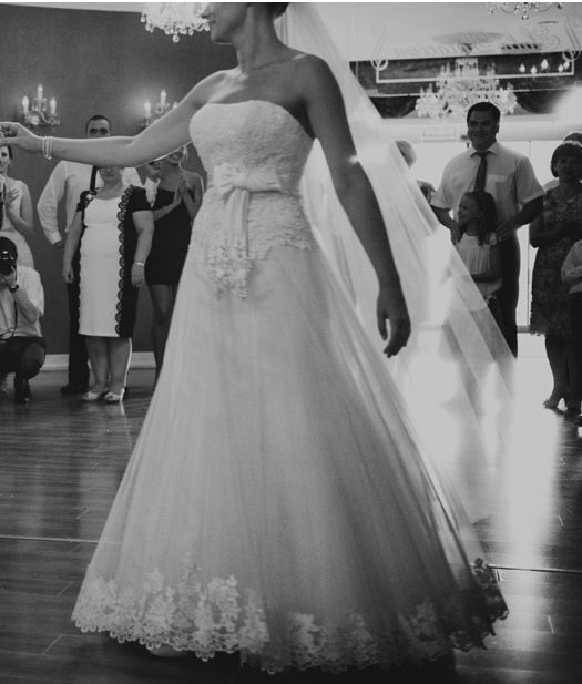 Suknia ślubna z trenem Fara Sposa 5750