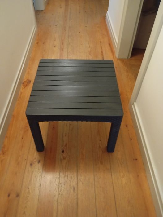 Vendo uma mesinha com uma cadeira