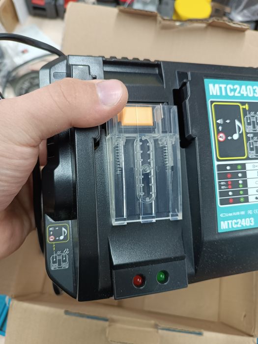 Зарядний пристрій Makita на 2 акумулятора