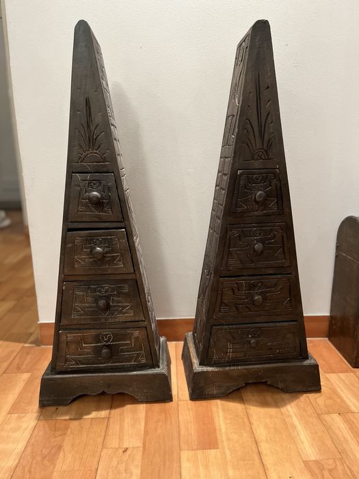 Drewniany organizer w kształcie piramid