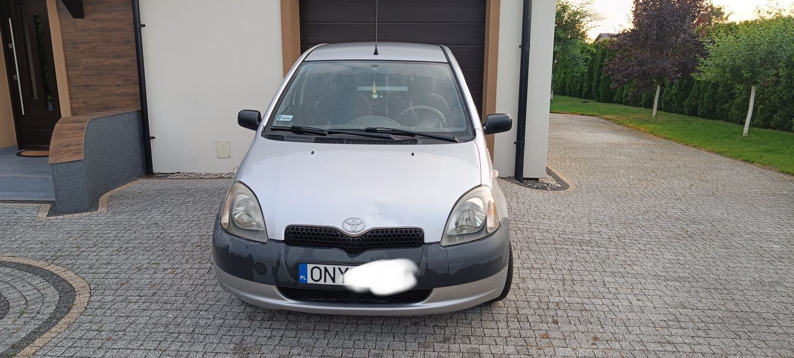 Toyota Yaris 1.0 2001r. Jeżdżąca, ważne opłat, korozja więc uszkodzony