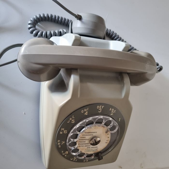 Telefone  antigo com orelha extra