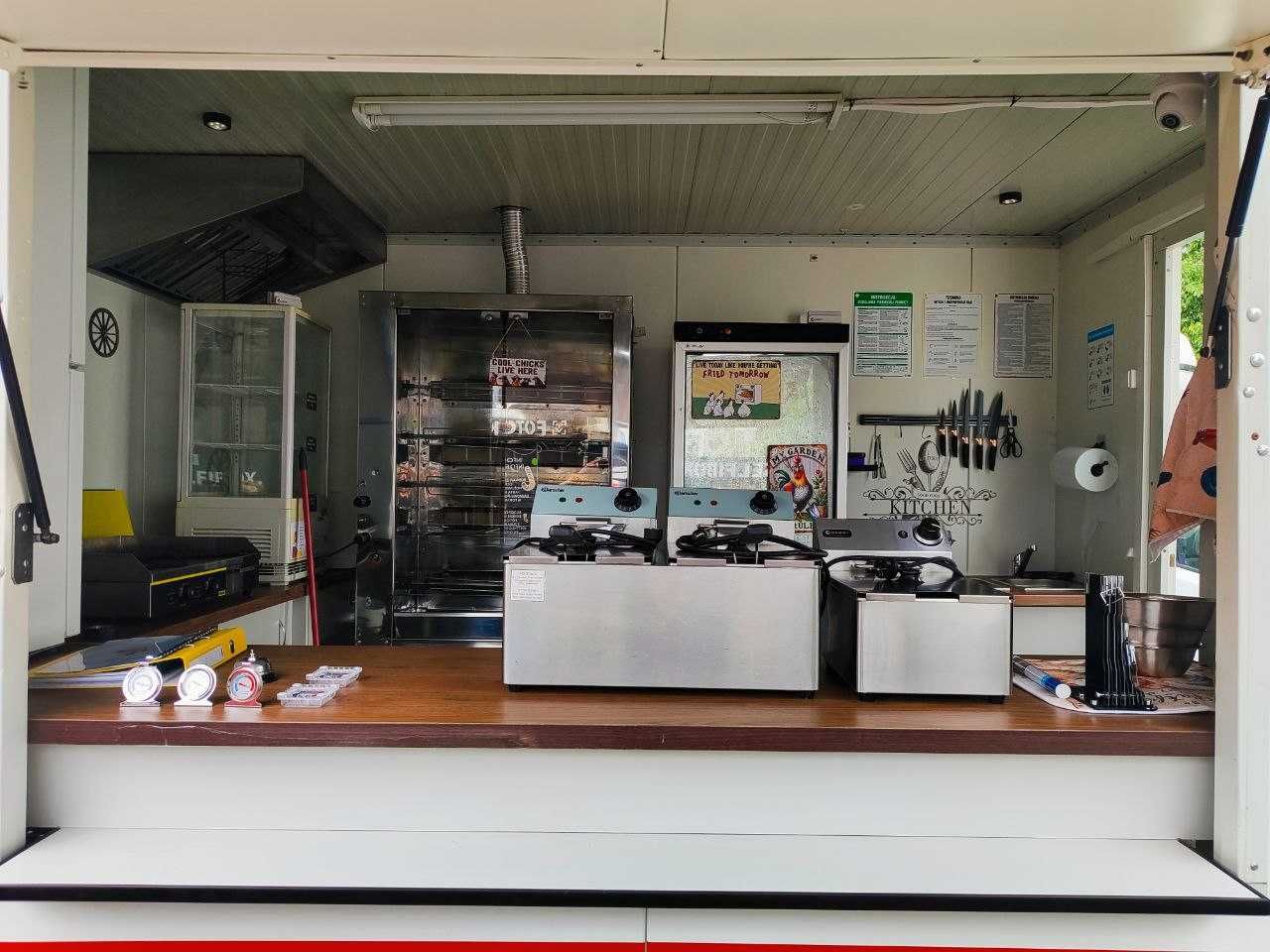 Szeroka przyczepa gastronomiczna, food truck, kurczak z rożna
