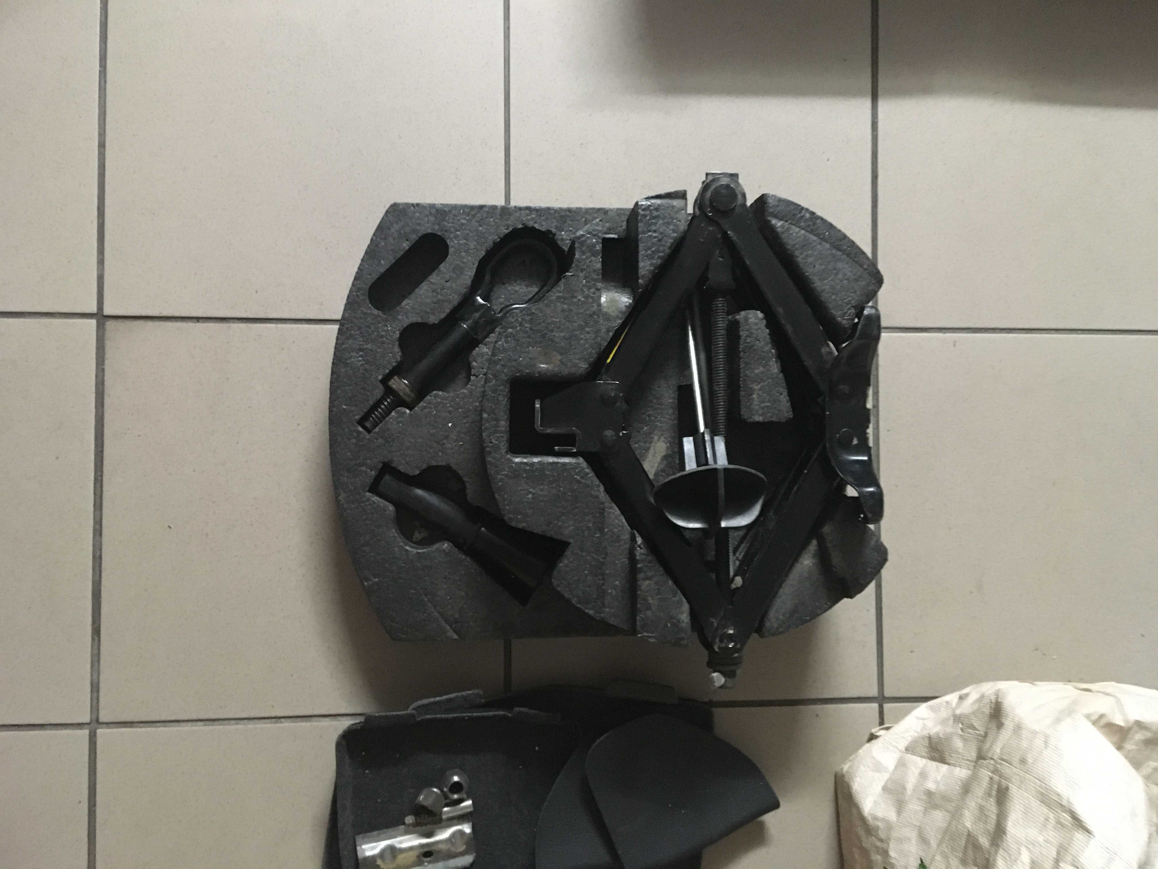 FORD MONDEO MK4 WKŁAD bagażnika koła zapasowego  styropian stan bdb