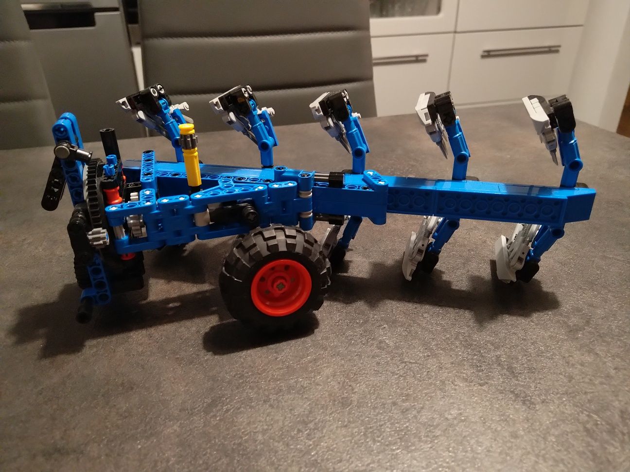 LEGO Fendt Favorit 514C  pług Lemken Europal 9 MOC by Eric Trax sbrick