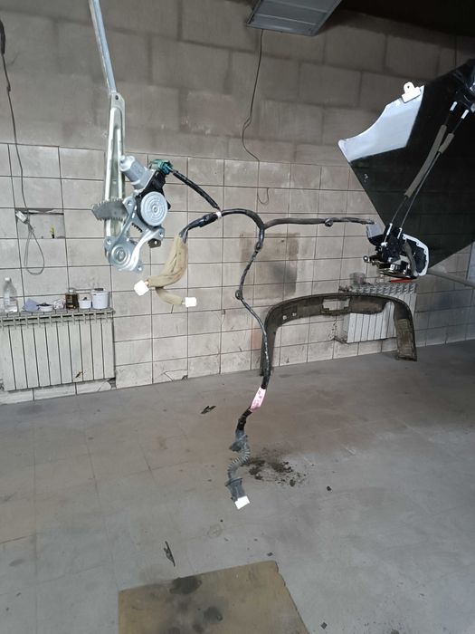 Нісан жук скло праве задне,замок,скло підіймач єлектро