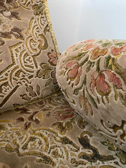 Cadeirão antigo em madeira com estofo florar