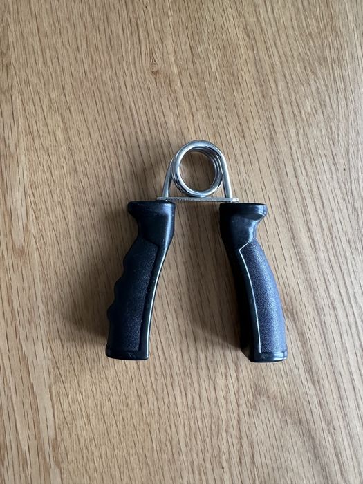 Ściskacz do rąk cwiczenie przedramienia