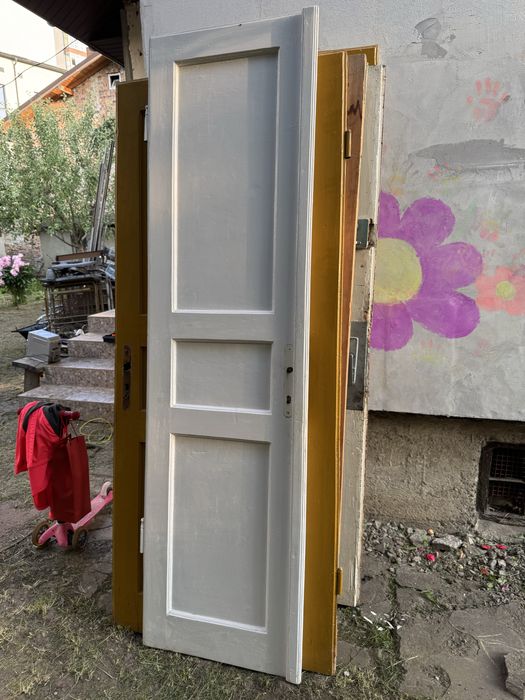 Вінтажні двері з масиву б/у були в будинку. Багато різних полотен.