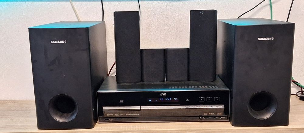 Sistema DVD Digital Theater 5.1 
1200w com 4 colunas + 2 subwoof