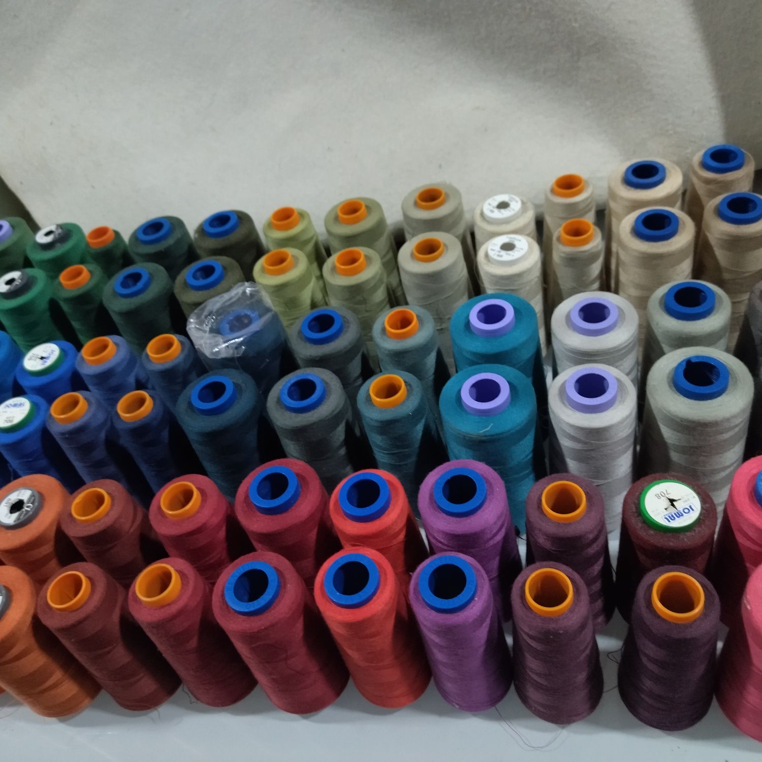 150 cones de linhas de costura NÃO completos ( ver fotos PF)