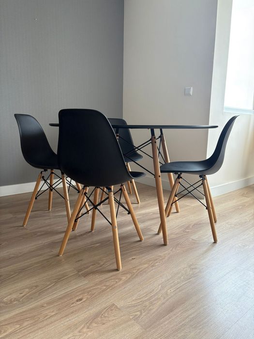 Conjunto mesa redonda e cadeiras