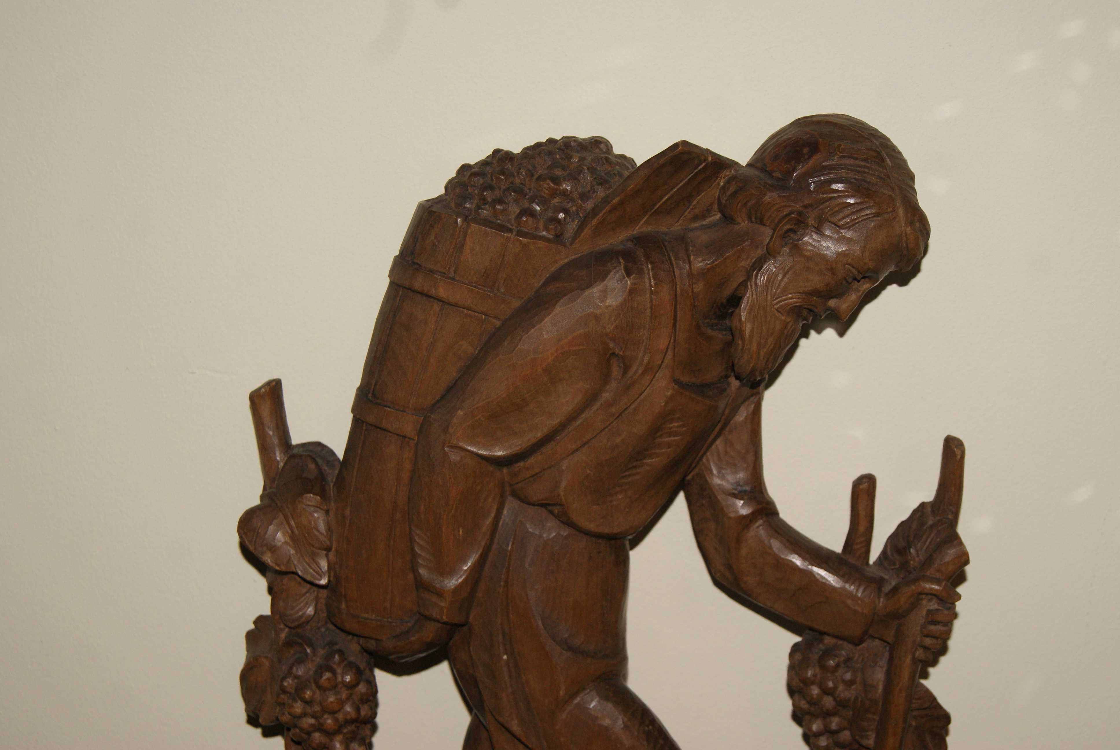 Płaskorzeźba mężczyzna z koszem winogron drewno