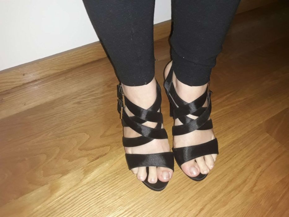 Sandalias pretas com tacão