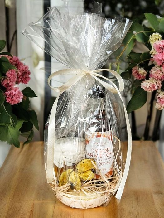 Koszyk na prezent kosze upominkowe z miodem i syropem słodki upominek