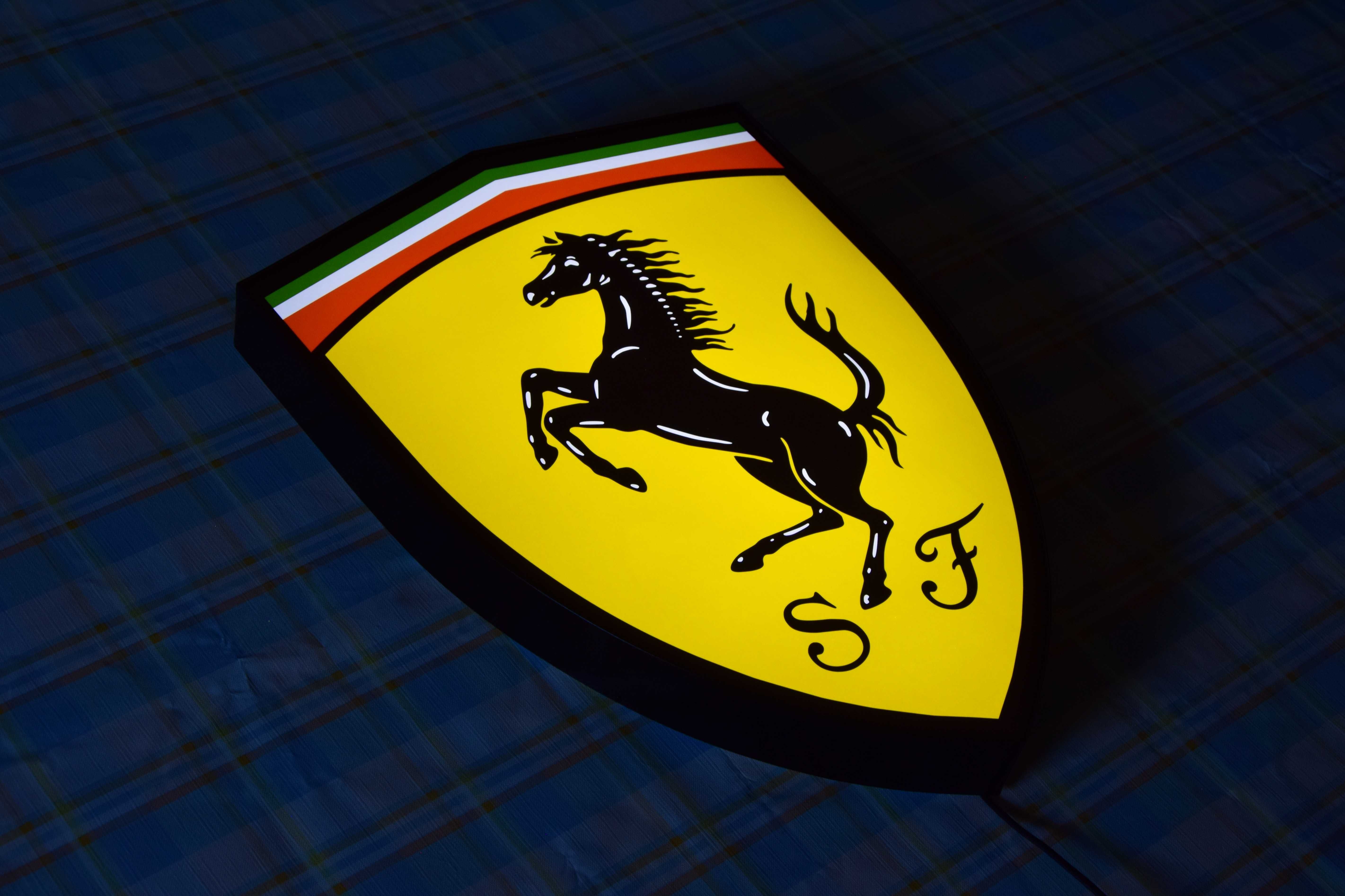 LED Neon FERRARI, Świecące Logo 3D, Baner, Kaseton, PRODUCENT