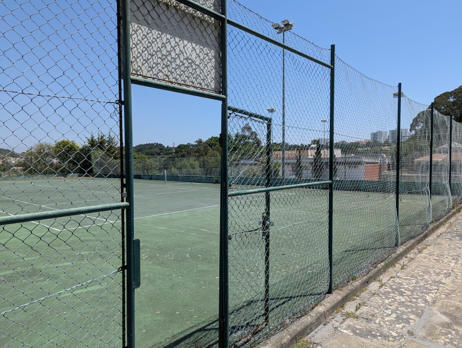 Rede e postes de vedação grátis