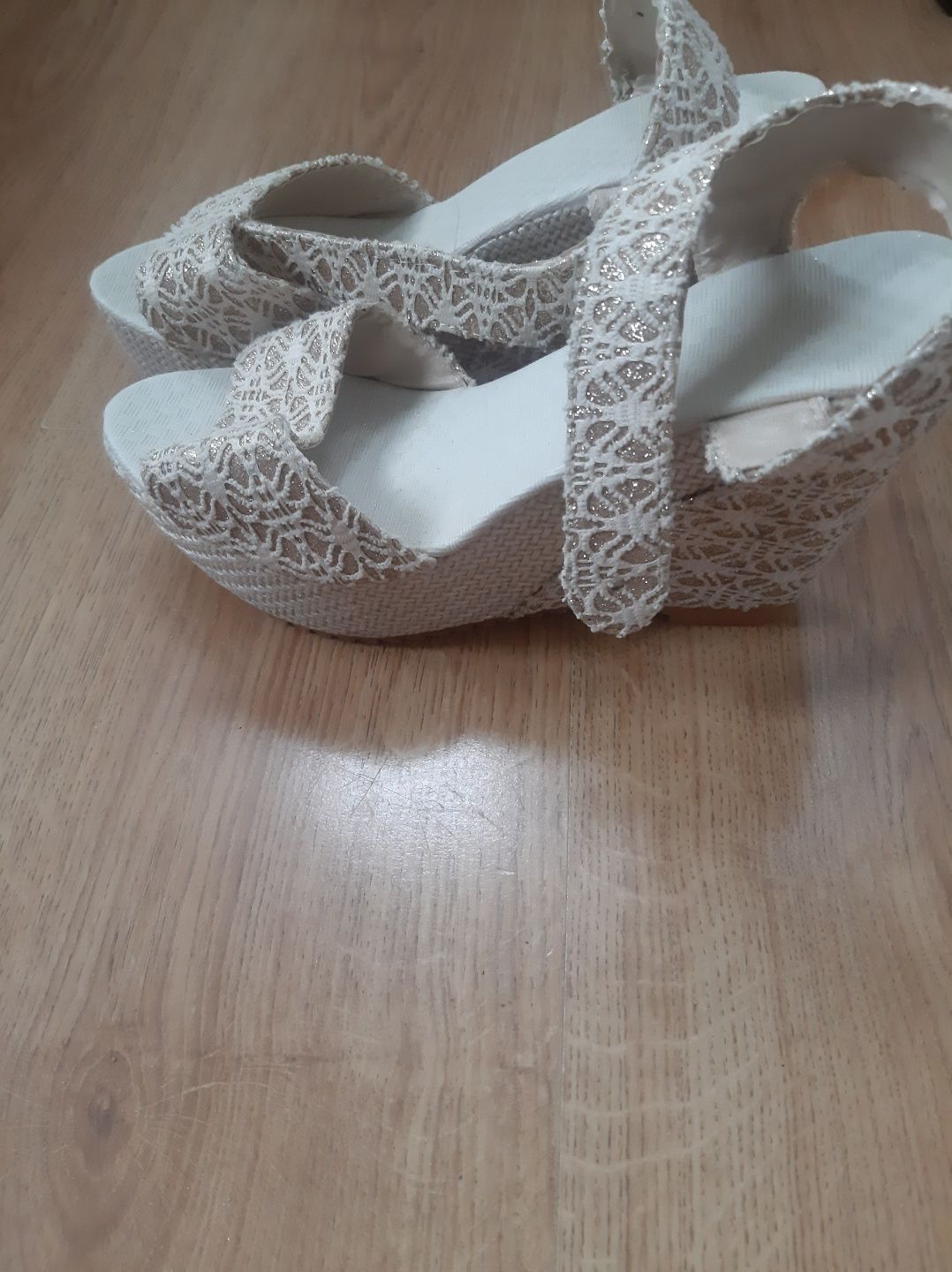 Eleganckie buty na koturnie