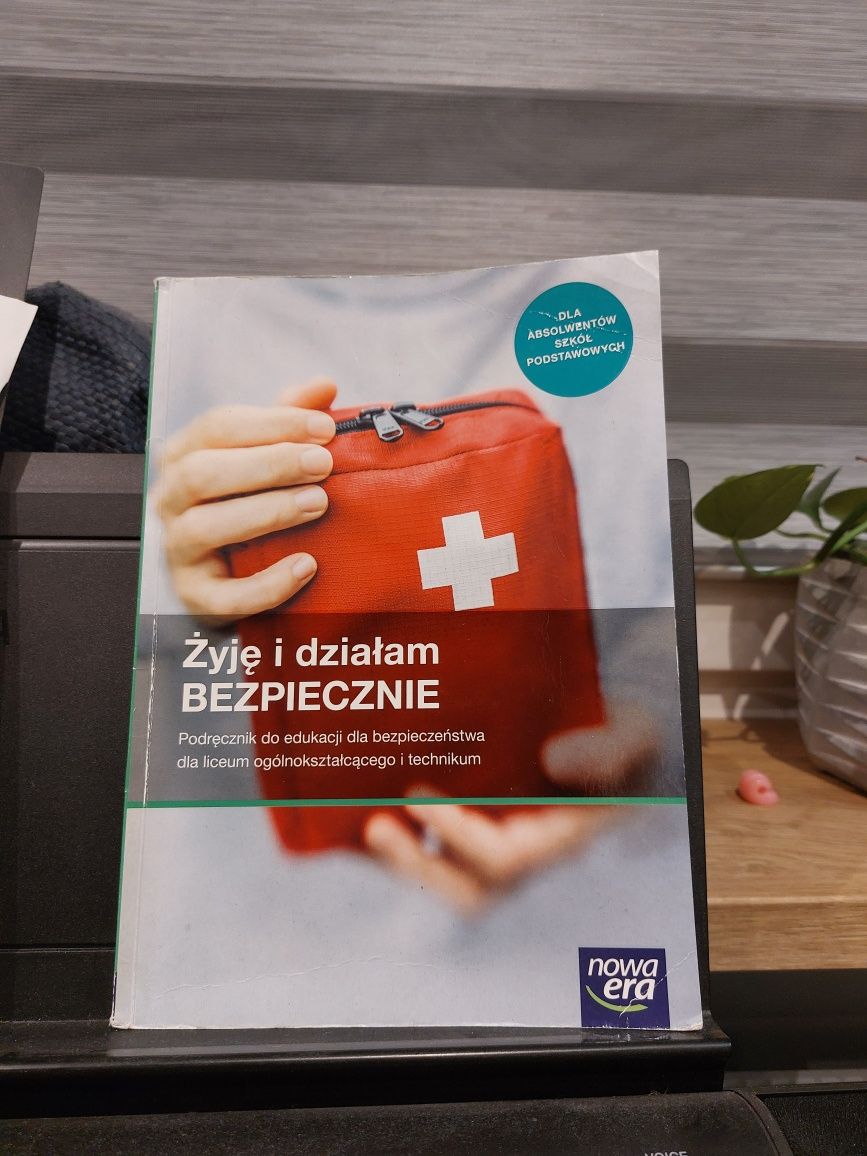 Podręcznik do EDB dla szkół ponadpodstawowych "Żyję i działam bezpiecz