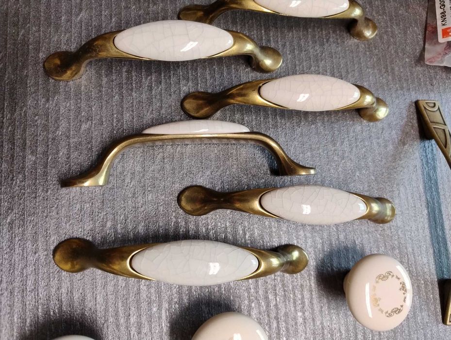 stare okucia meblowe