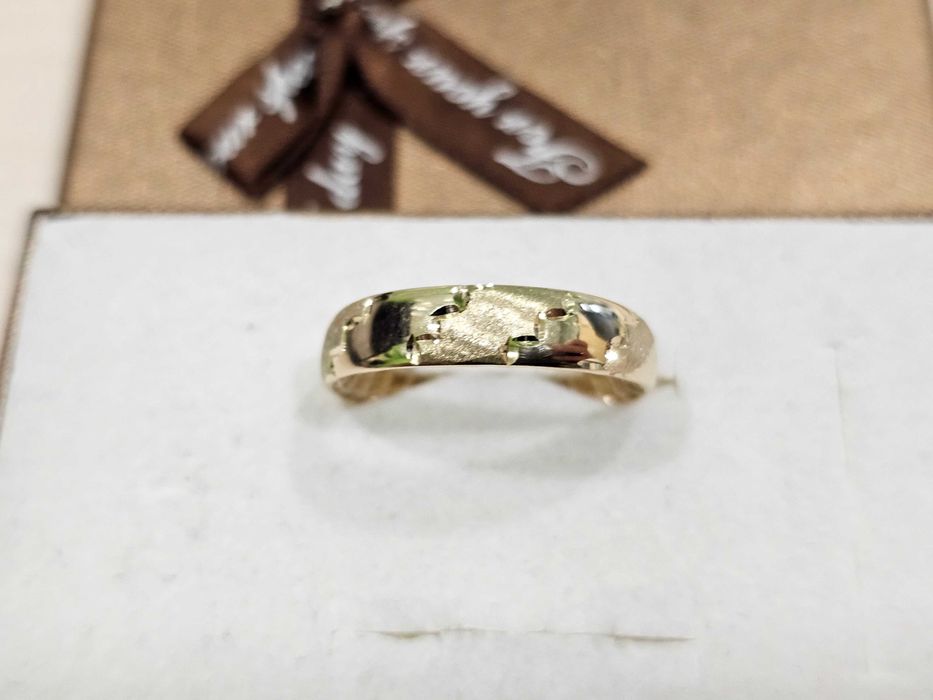 Złoty obrączkowy pierścionek z wzorami PR 585 R21