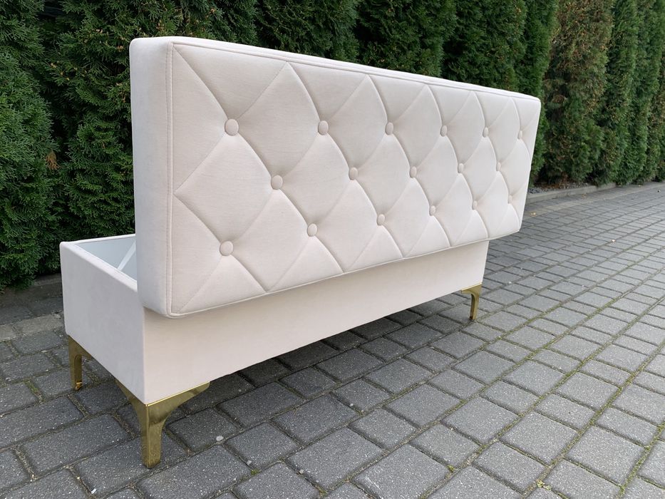 Pufa do sypialni dostwka do nakładania butów