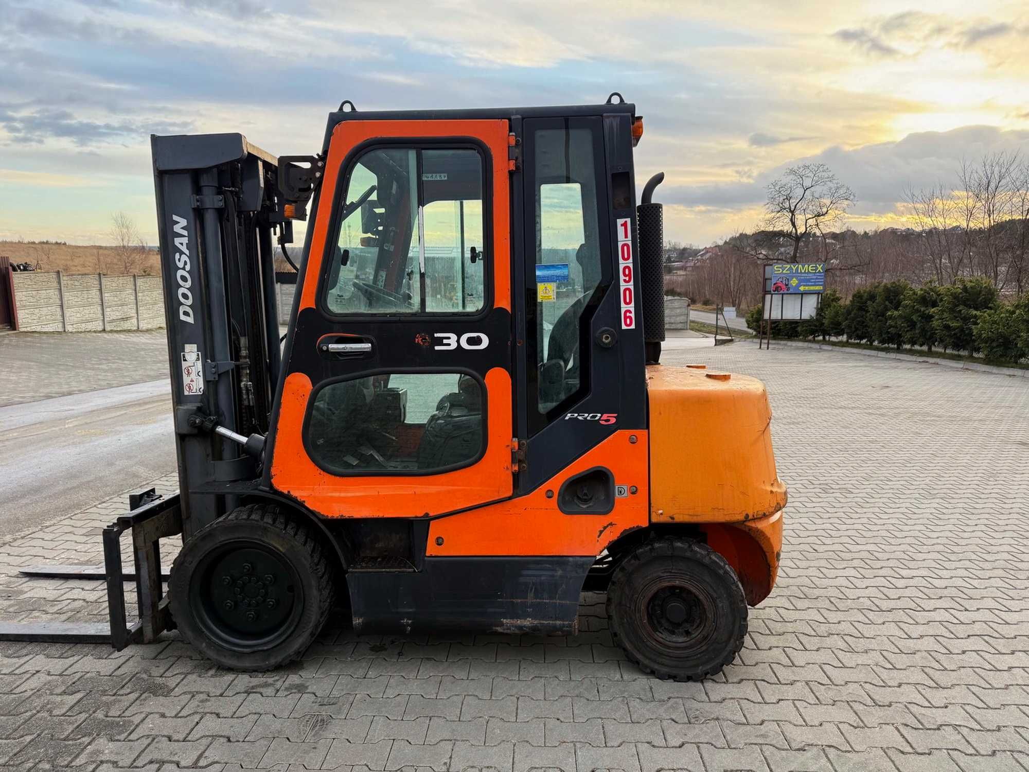 wózek widłowy DOOSAN D30S-5 diesel 3000kg Triplex 4.40m kabina 2014'