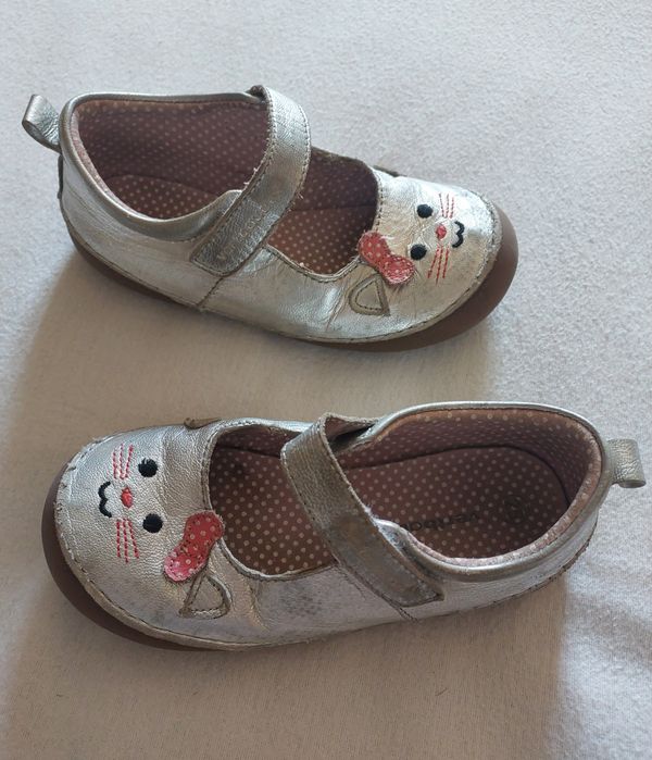 Sapatos Pele Prateados Gatinho, 25