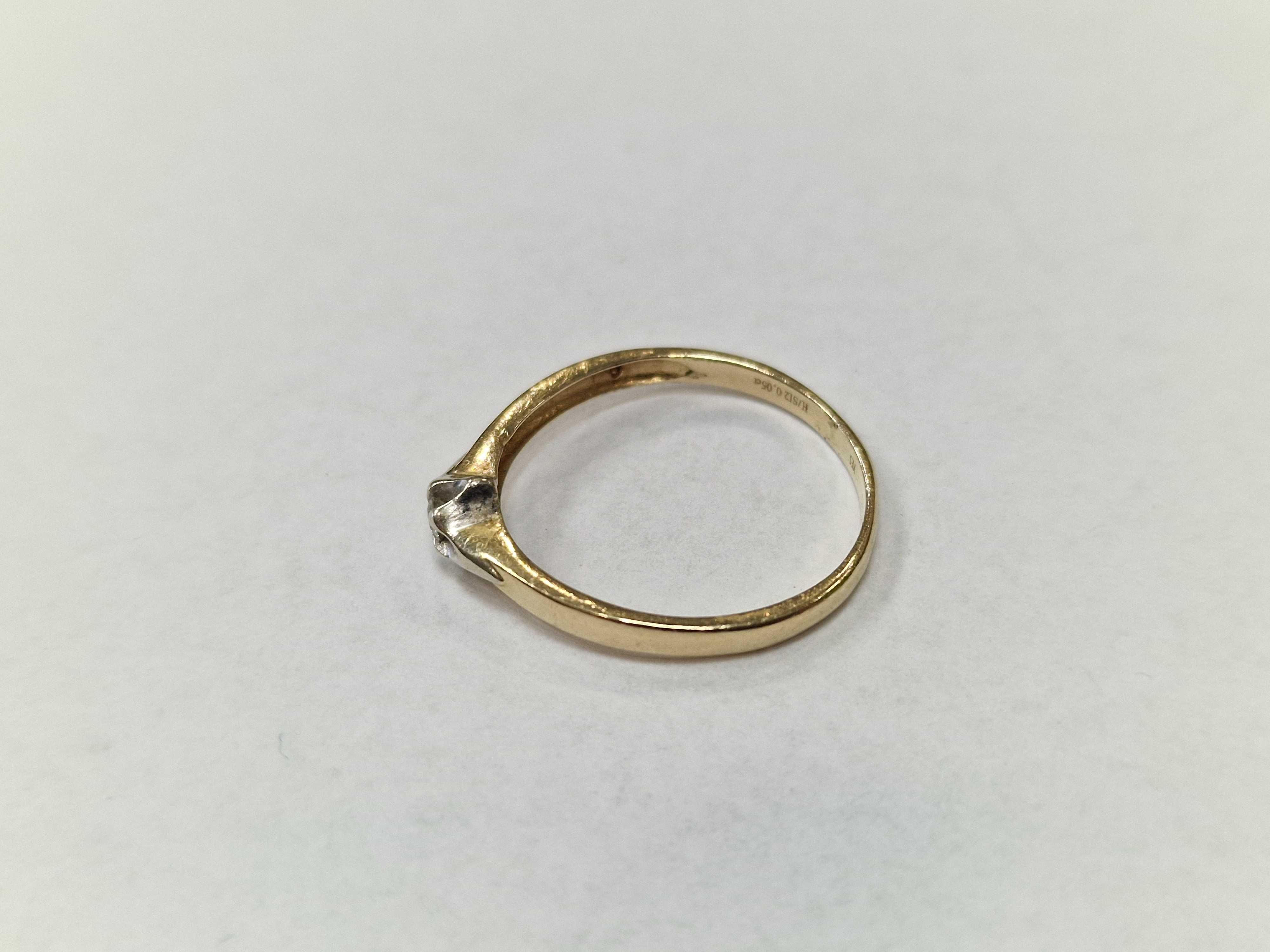 Złoty pierścionek damski/ 585/ 1.63 gram/ R18/ DIA 0.05 CT/ YES