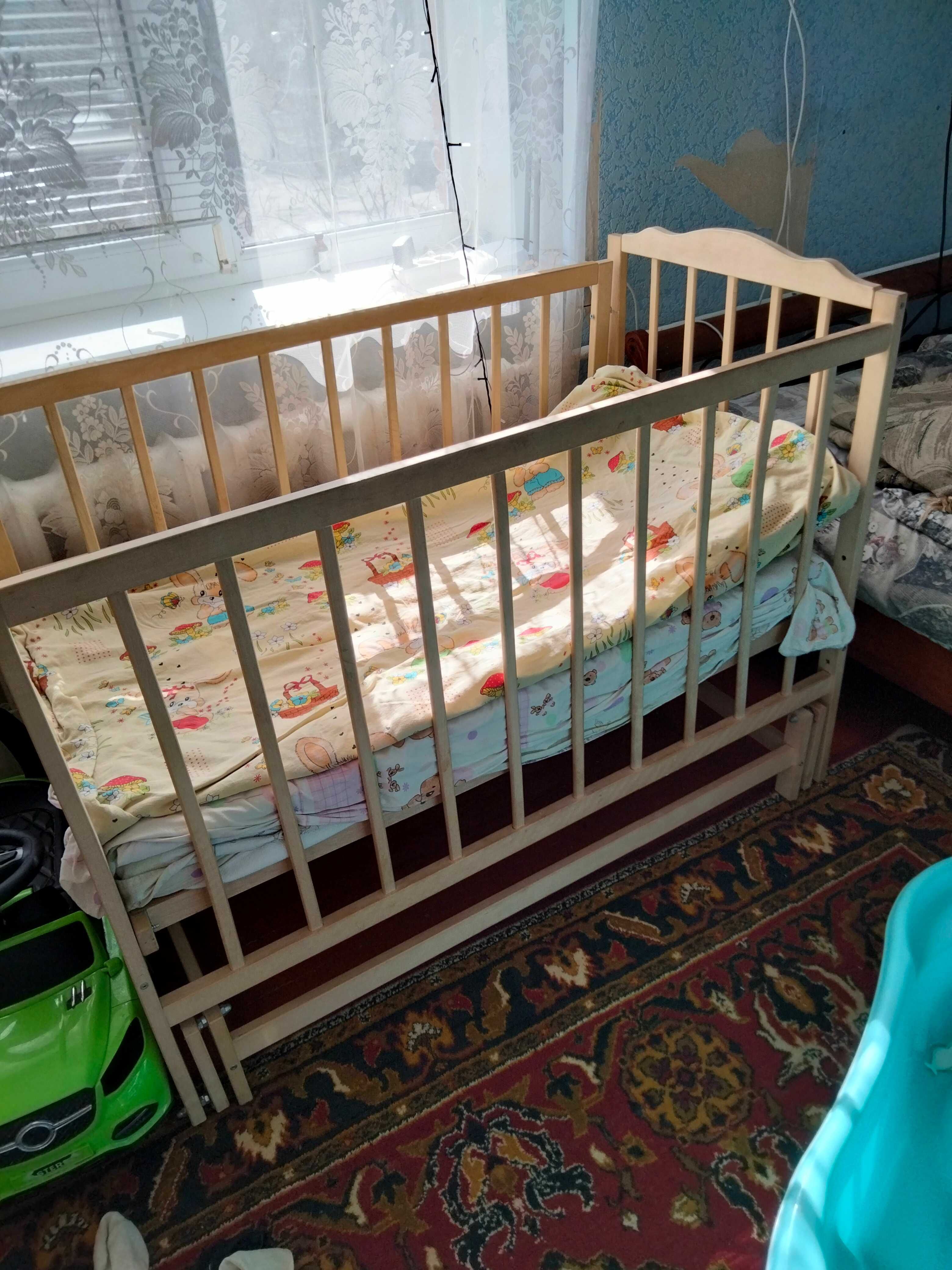 Дитяче  дерев'яне ліжечко