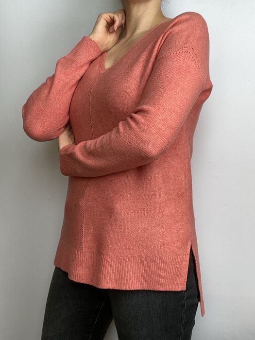 Ażurowy sweter damski z dekoltem w serek koralowy różowy Promod M 38