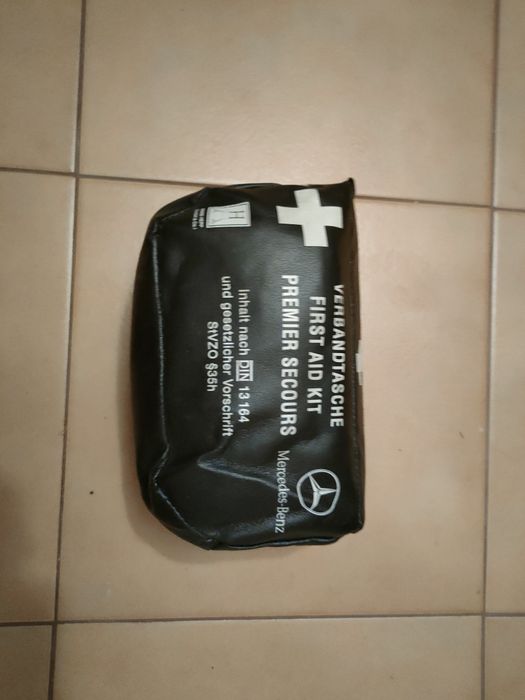 Apteczka samochodowa mercedes kompletna