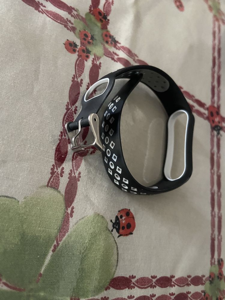 Pulseira mi band 5 e 6 cor preta e branca ( Portes gratis)
