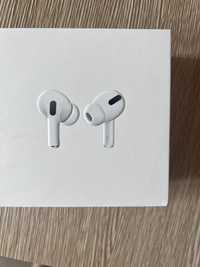 Коробка від airpods pro