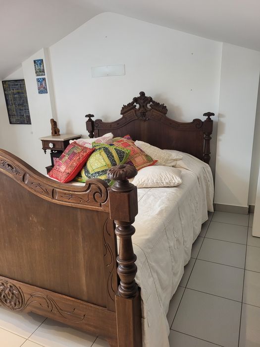 Cama antiga de madeira mogno maciço