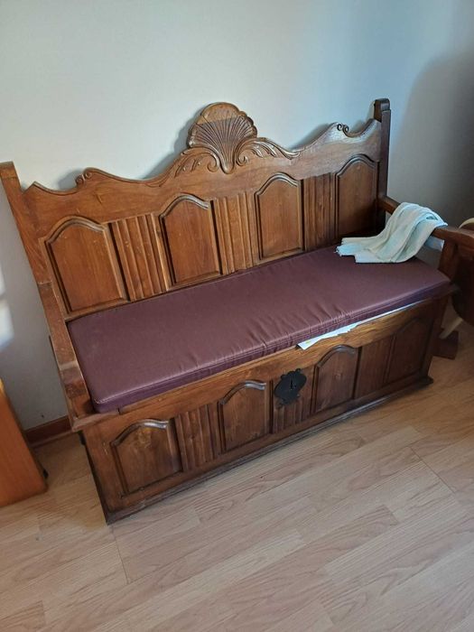 Vende-se baú antigo em madeira maciça