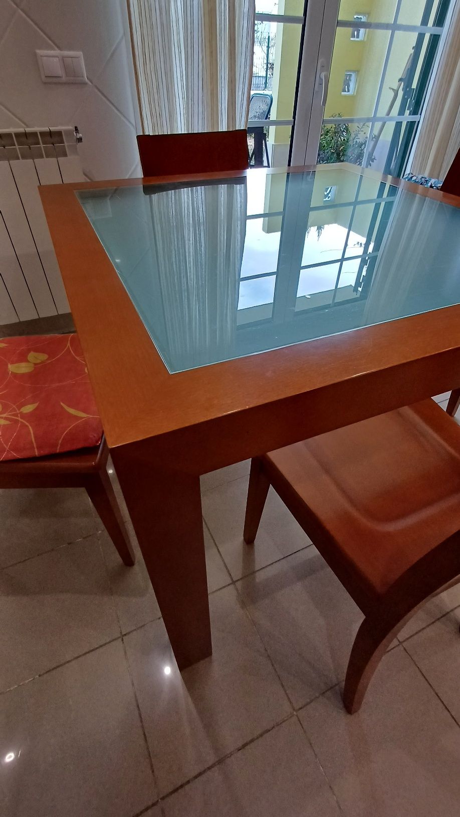 Mesa com cadeiras 200€