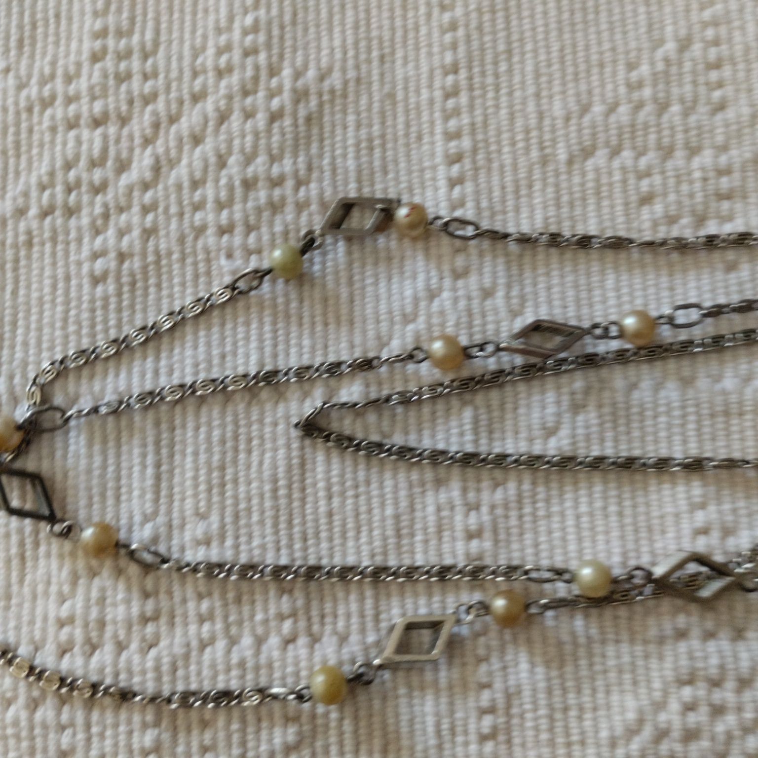 Colar prateado com pérolas